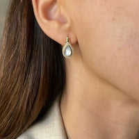 Conjunto de aretes y anillo de madreperla y diamantes