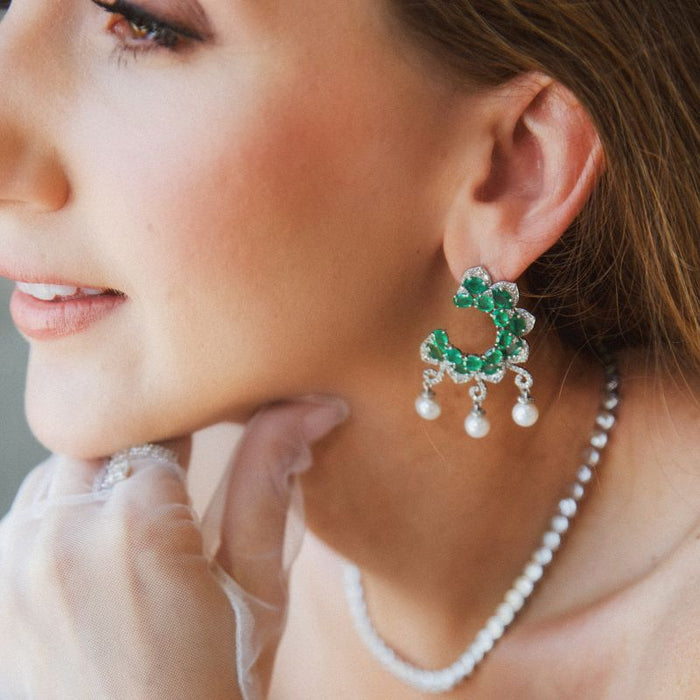 Aretes estilo luna de esmeralda y perla con diamantes