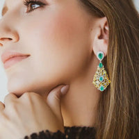 Aretes largos de esmeralda y zafiro amarillo