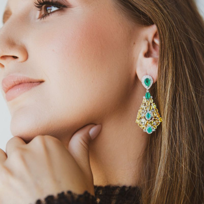 Aretes largos de esmeralda y zafiro amarillo