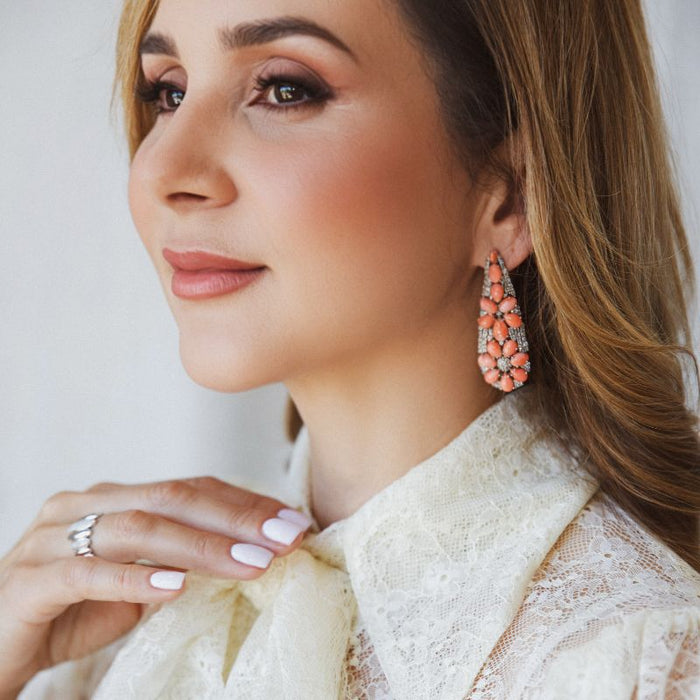 Aretes largos con flores de coral y diamantes 