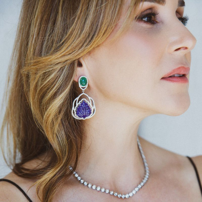Aretes como hoja de loto en esmeralda y tanzanita con diamantes