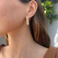 Aretes rectangulares de oro amarillo con diamantes