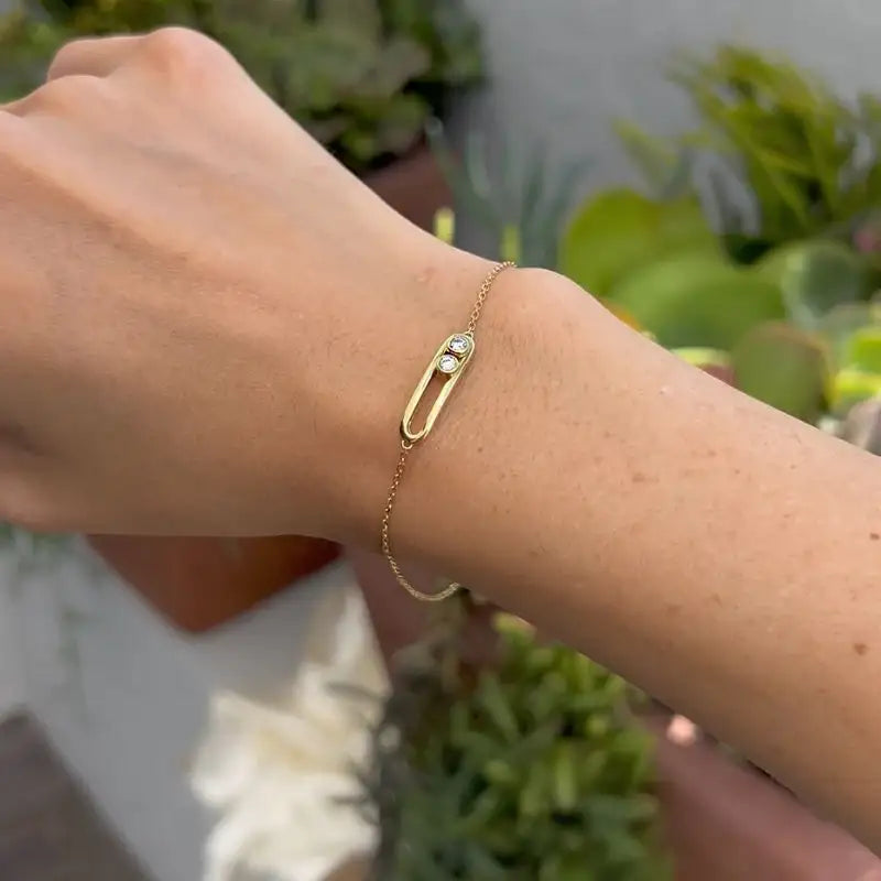 Pulsera con cadena y círculo de diamantes en movimiento