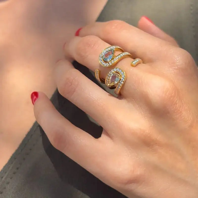 Anillo de oro amarillo en espiral con zafiros y diamantes