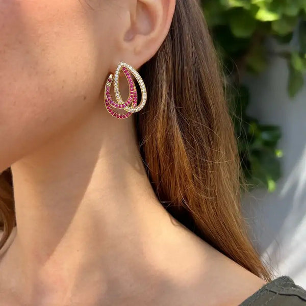 Aretes de rubí y diamantes con oro amarillo