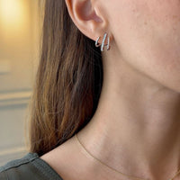 Aretes de oro blanco  y diamantes con tres curvas