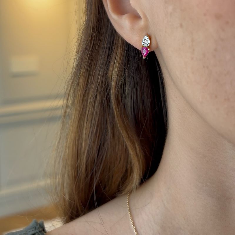 Aretes como gotas de rubí y baguet diamantes en 14k de oro amarillo