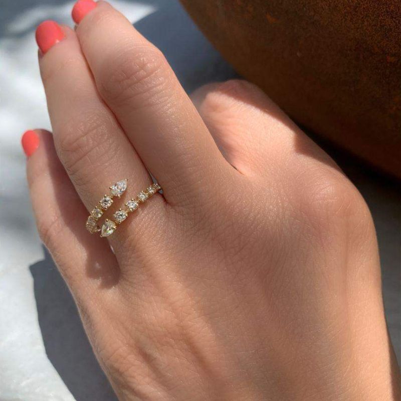 Anillo de oro amarillo14K en forma de flecha con diamantes