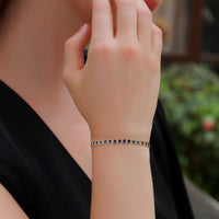 Brazalete de oro amarillo con madreperla y diamantes