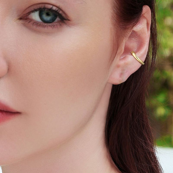 Aretes cuff en oro amarillo de 14 quilates