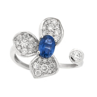 Anillo en forma de flor con zafiro azul y diamantes sobre oro blanco