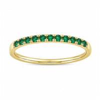 Anillo con esmeralda como piedra de nacimiento en mayo con oro amarillo de 14 quilates