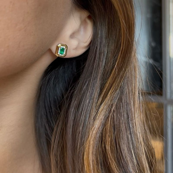 Aretes rectangulares con esmeralda y diamantes en oro amarillo de 14 quilates