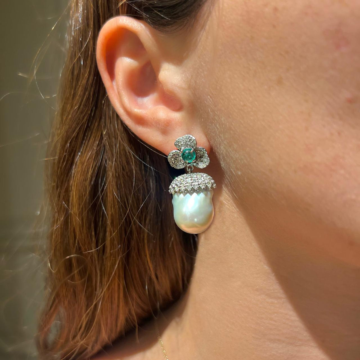 Aretes de diamantes estilo flor con esmeralda y perla barroca