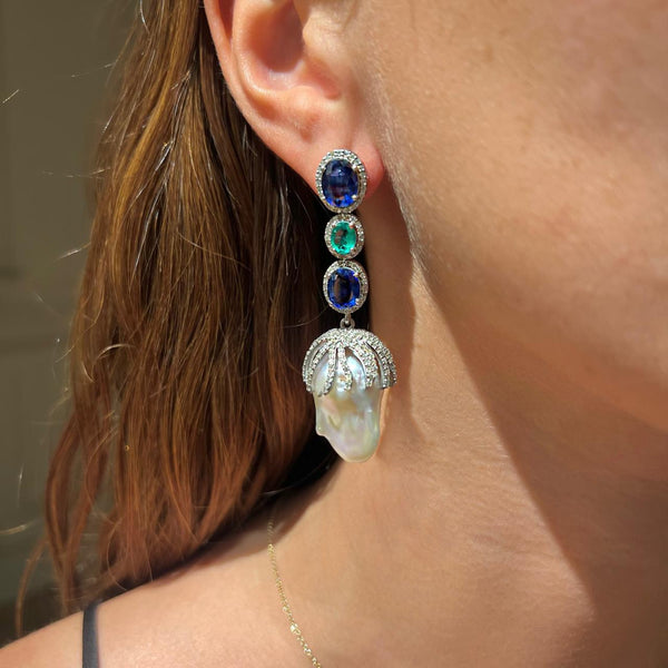 Aretes de perlas barrocas con cianita, esmeralda y diamantes