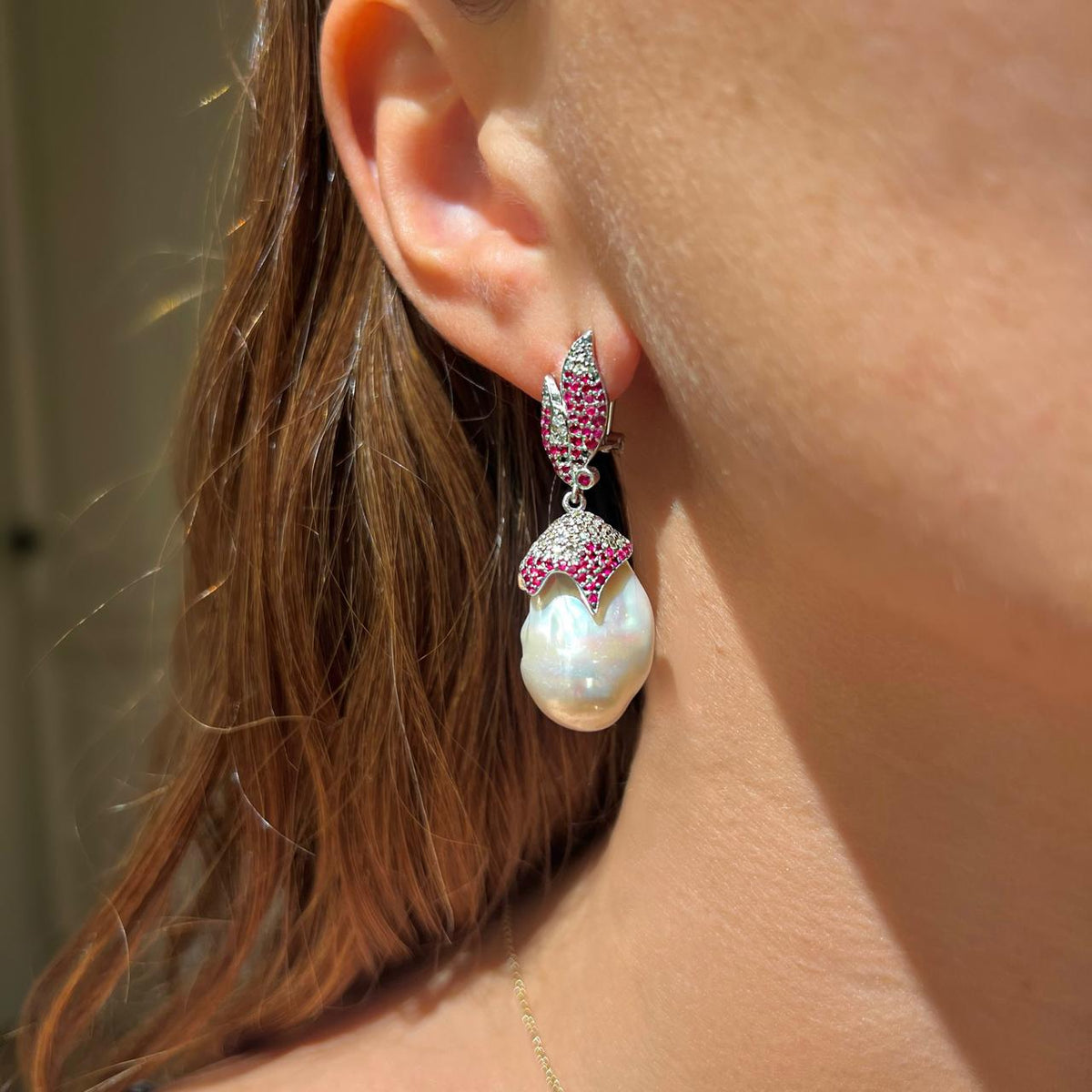 Aretes con perlas barrocas, rubí y diamantes en estilo hoja
