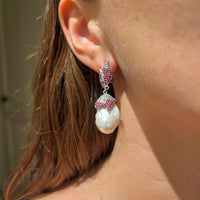 Aretes con perlas barrocas, rubí y diamantes en estilo hoja
