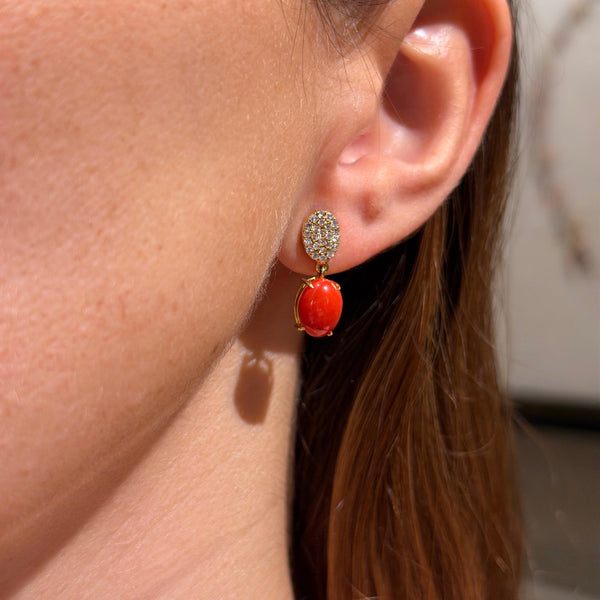 Aretes de coral y diamantes con oro amarillo de 18 quilates