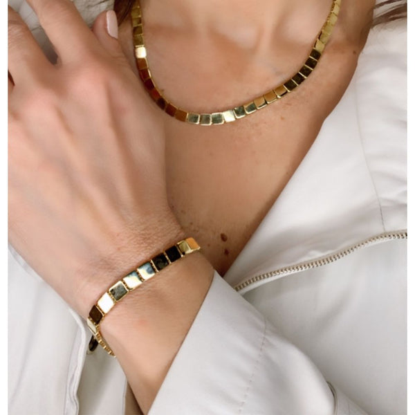 Modern Diamond and Yellow Gold Bracelet for everyday glamour.