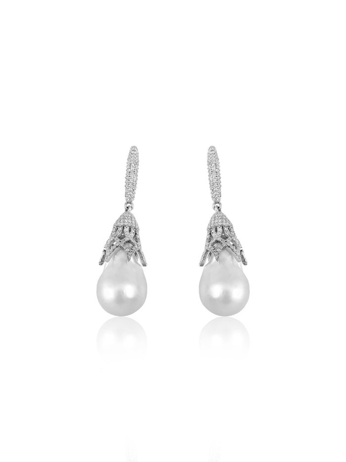 This pair of earrings are perfect for Diamonds & Baroque Pearl, this design gives the piece an elegant touch.  Diamond: 2.14 ct Pearl Barroque: 60.38 Silver with Rhodium Plated weight: 8.28 grams Gold Post